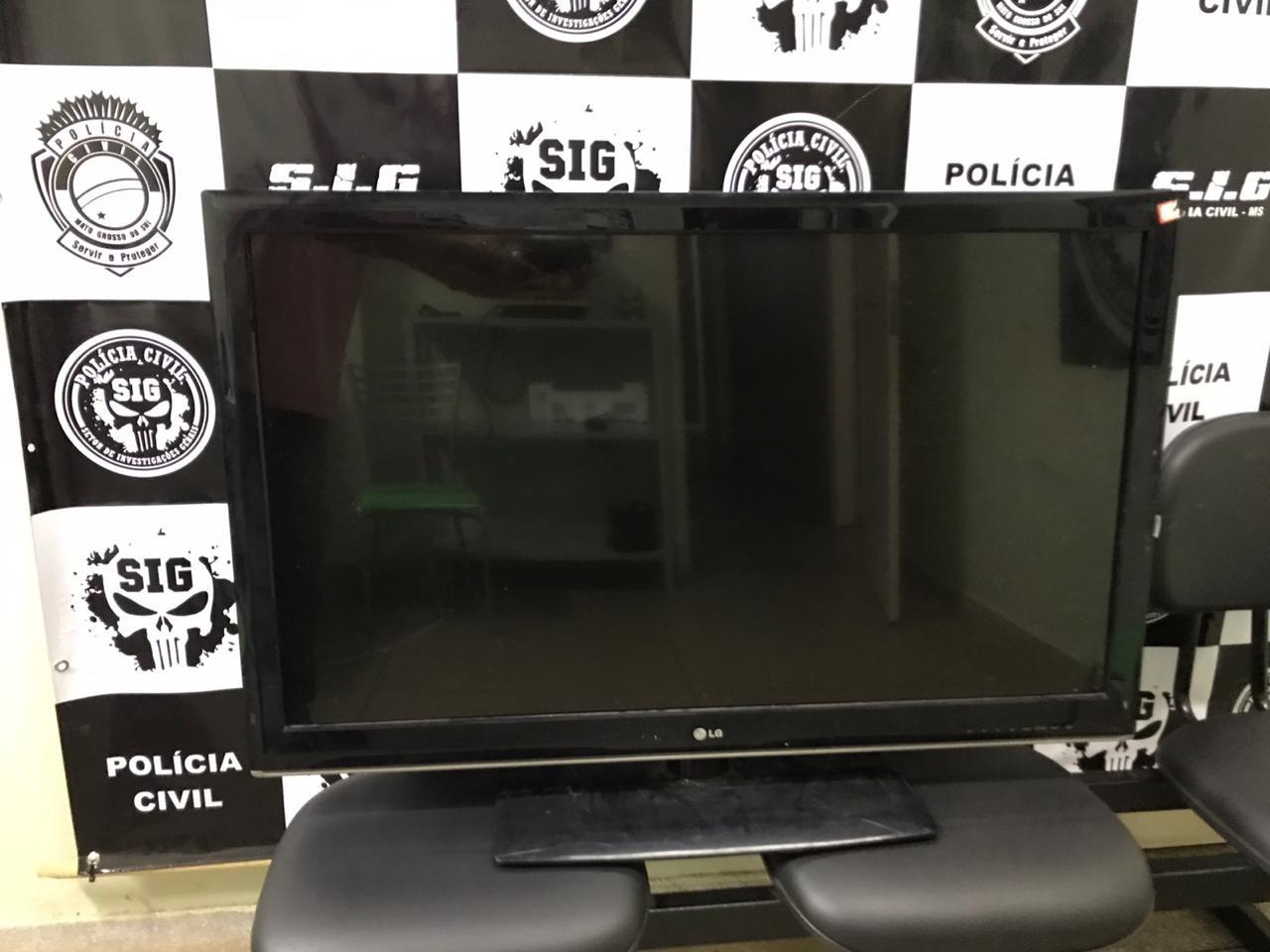 Homem flagrado com TV na garupa da “bike” não recorda onde pegou o eletrônico por estar embriagado 