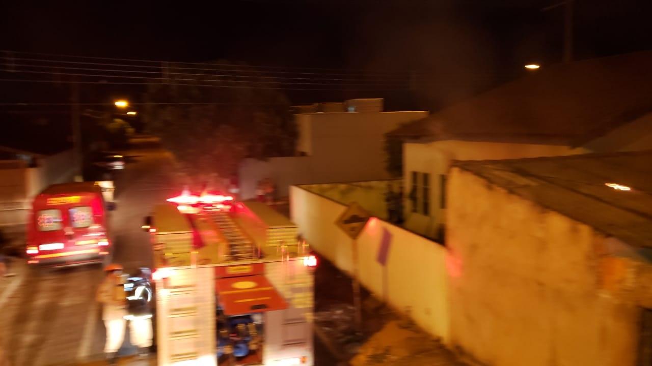 Incêndio em residência no Paranapungá mobiliza equipes do Corpo de Bombeiros 