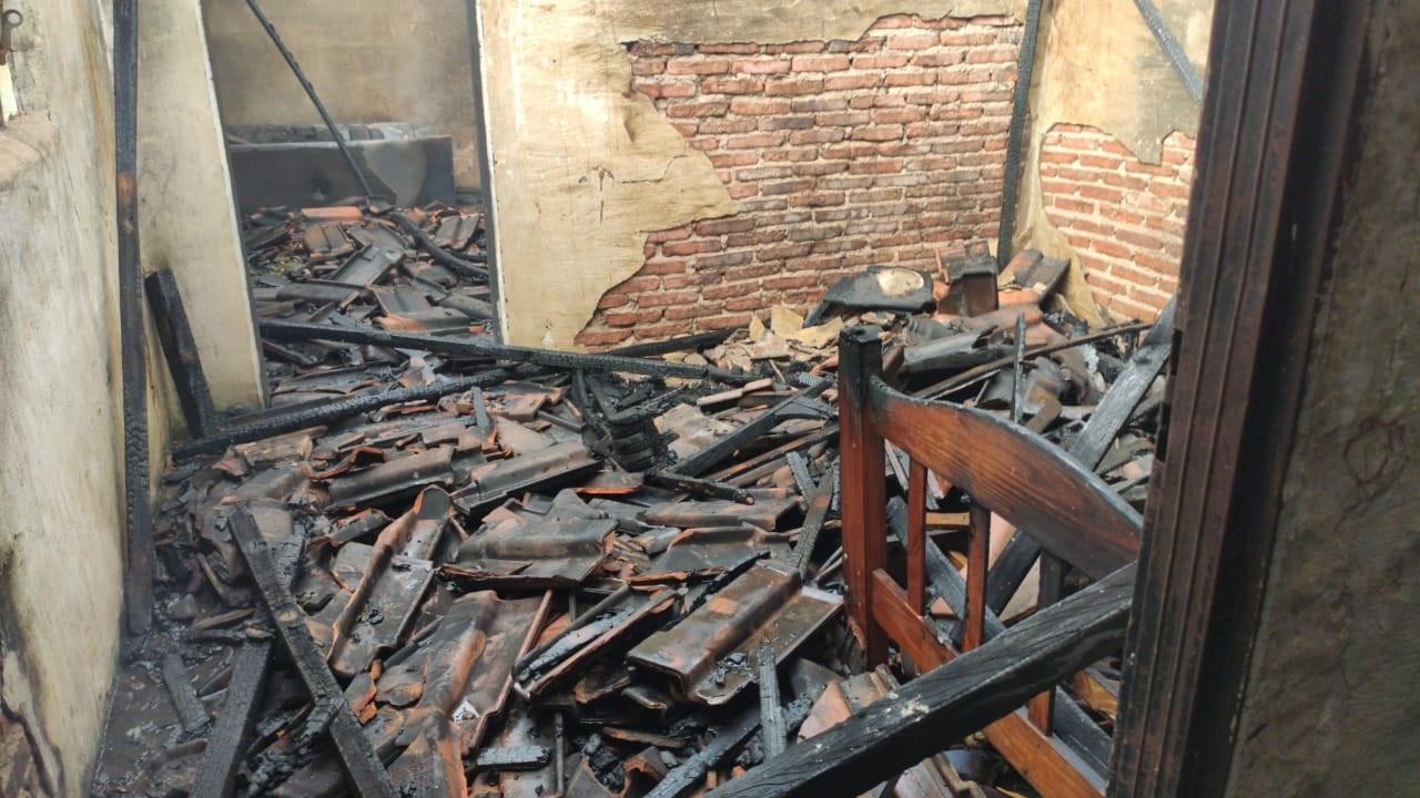  Incêndio neste domingo destrói residência no bairro Interlagos