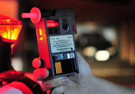 Mulher bate o carro, foge e ao voltar ao local é detida por suspeita de embriaguez 