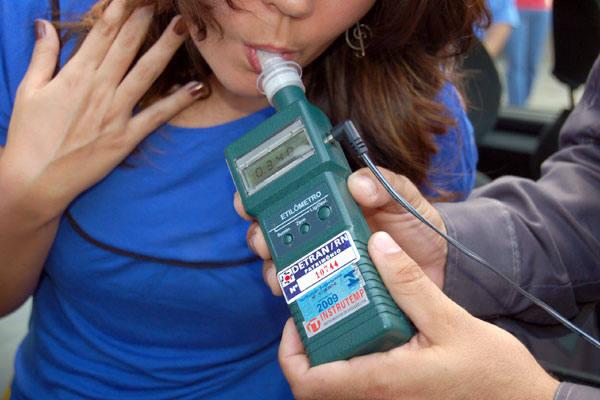 Mulher se envolve em acidente e é presa em flagrante por dirigir embriagada 