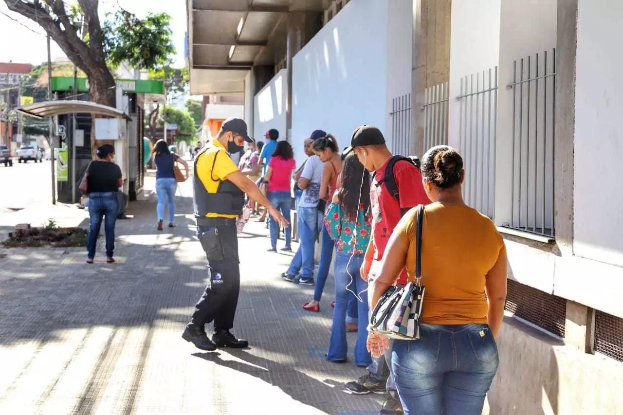 Na fila da Caixa, desprezo ao distanciamento faz segurança distribuir broncas 