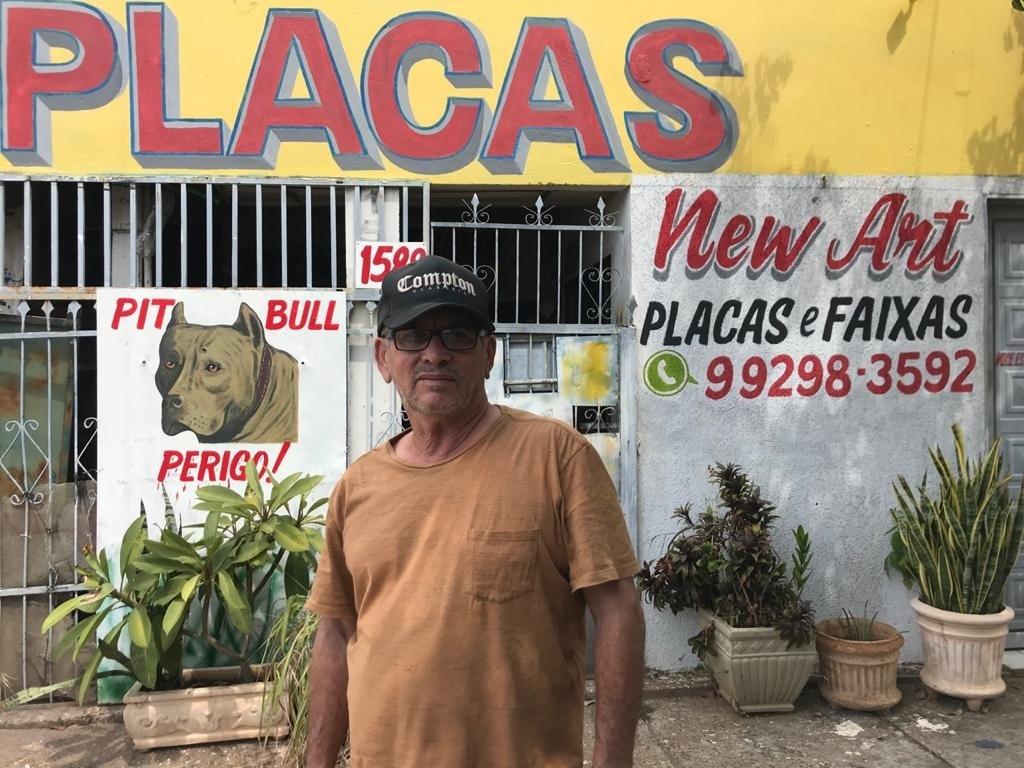 Pintor de placas e faixas ainda resiste a modernidade da publicidade virtual Pintor de placas e faixas ainda resiste a modernidade da publicidade virtual