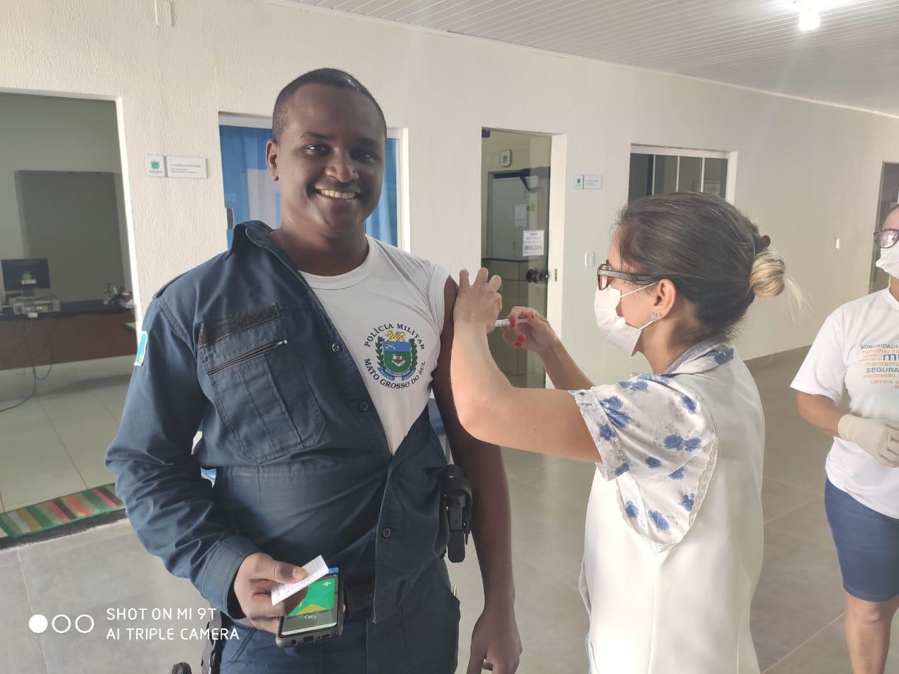 Policiais Militares recebem vacinação contra Gripe Influenza em Paranaíba Policiais Militares recebem vacinação contra Gripe Influenza em Paranaíba