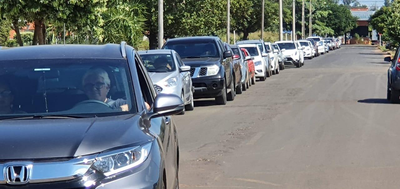 Pontos de Pontos de 'drive thru' de vacinação registram longas filas de carros em Três Lagoas