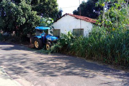 Prefeitura realiza limpeza de terreno baldio após denúncias e falta de resposta dos donos