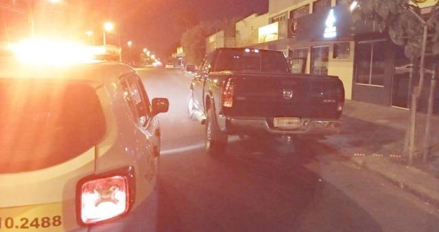 Condutor de Dodge RAM é flagrado praticando manobras perigosas em Três Lagoas 