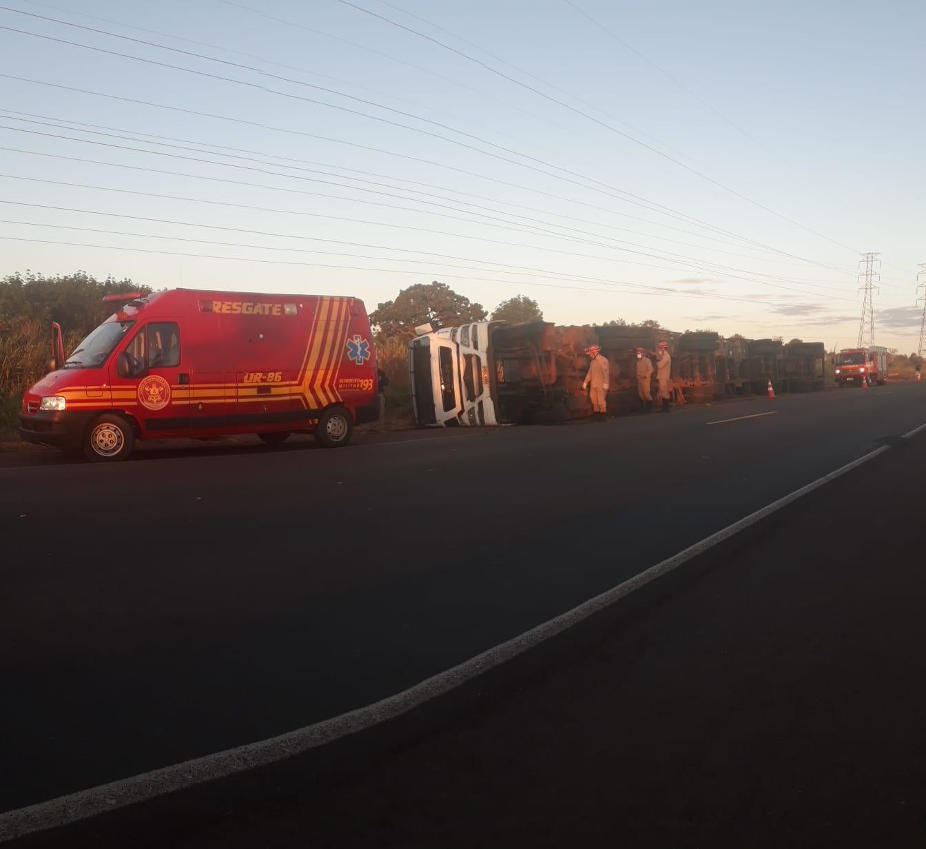 PRF e Bombeiros atendem acidente com carreta na BR-262 PRF e Bombeiros atendem acidente com carreta na BR-262