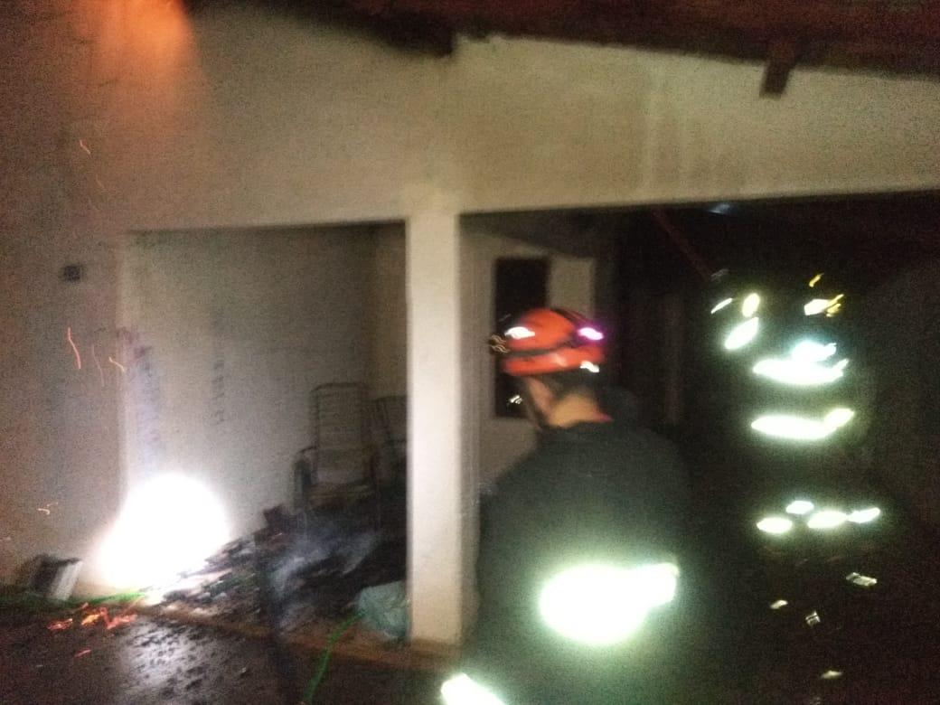 Bombeiros combatem incêndio em residência no bairro Vila Nova