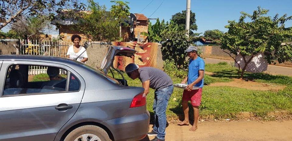 Ação Solidária: Amigos servem marmitas para famílias carentes em Três Lagoas Ação Solidária: Amigos servem marmitas para famílias carentes em Três Lagoas