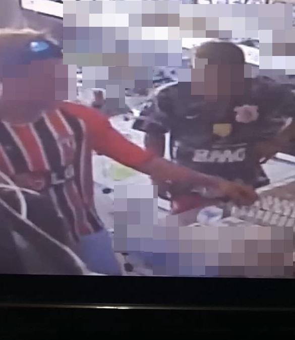 Jovem pega cartão do tio e gasta mais de R$ 2 mil em cerveja, narguilé e outros produtos para churrasco