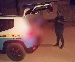 Jovem tenta pegar arma de policial militar em abordagem Jovem tenta pegar arma de policial militar em abordagem