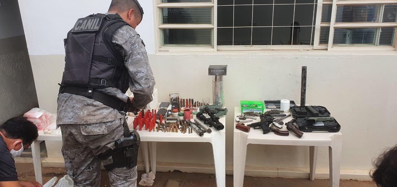 Polícia estoura suposto laboratório do tráfico e apreende armas, munições e dinheiro em Três Lagoas Polícia estoura suposto laboratório do tráfico e apreende armas, munições e dinheiro em Três Lagoas