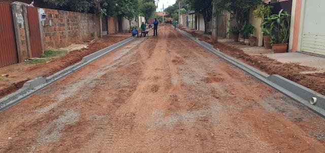 Rua ao lado do Almoxarifado Municipal de Três Lagoas recebe pavimentação asfáltica 