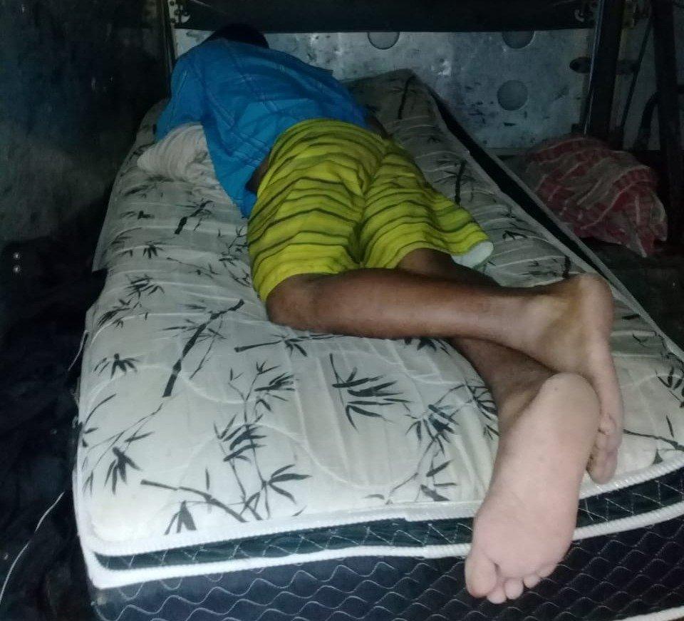 Com salário atrasado há 5 meses, motorista da São Luiz dorme em bagageiro de ônibus Com salário atrasado há 5 meses, motorista da São Luiz dorme em bagageiro de ônibus