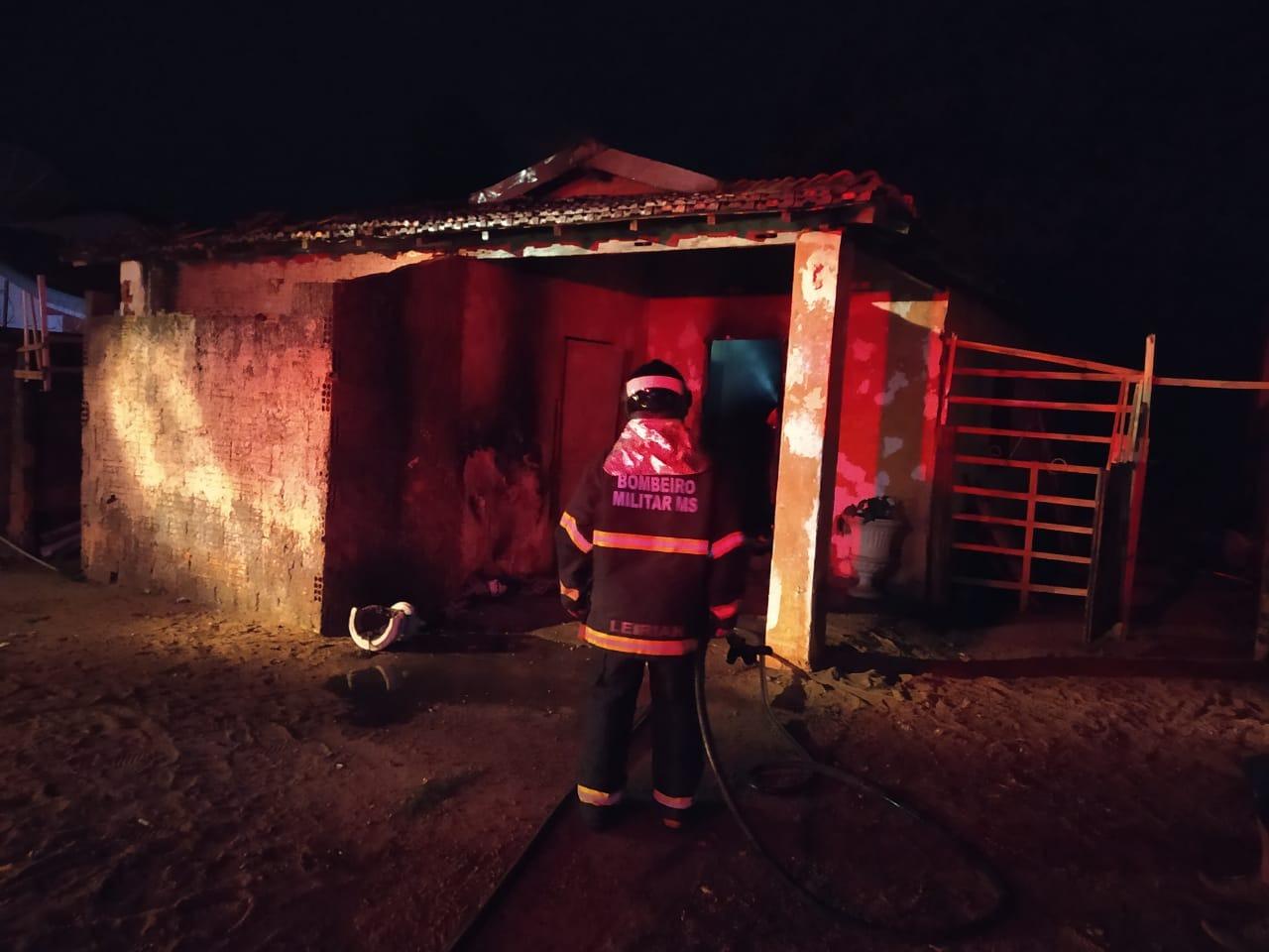 Bombeiros agem rápido e evita que cachorro morresse queimado em incêndio 