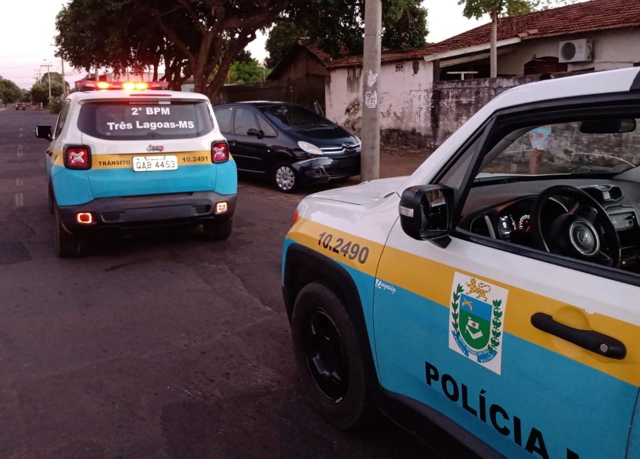 Jovem que bateu carro em poste e mulher que estava em moto embriagada são presos pela PM 
