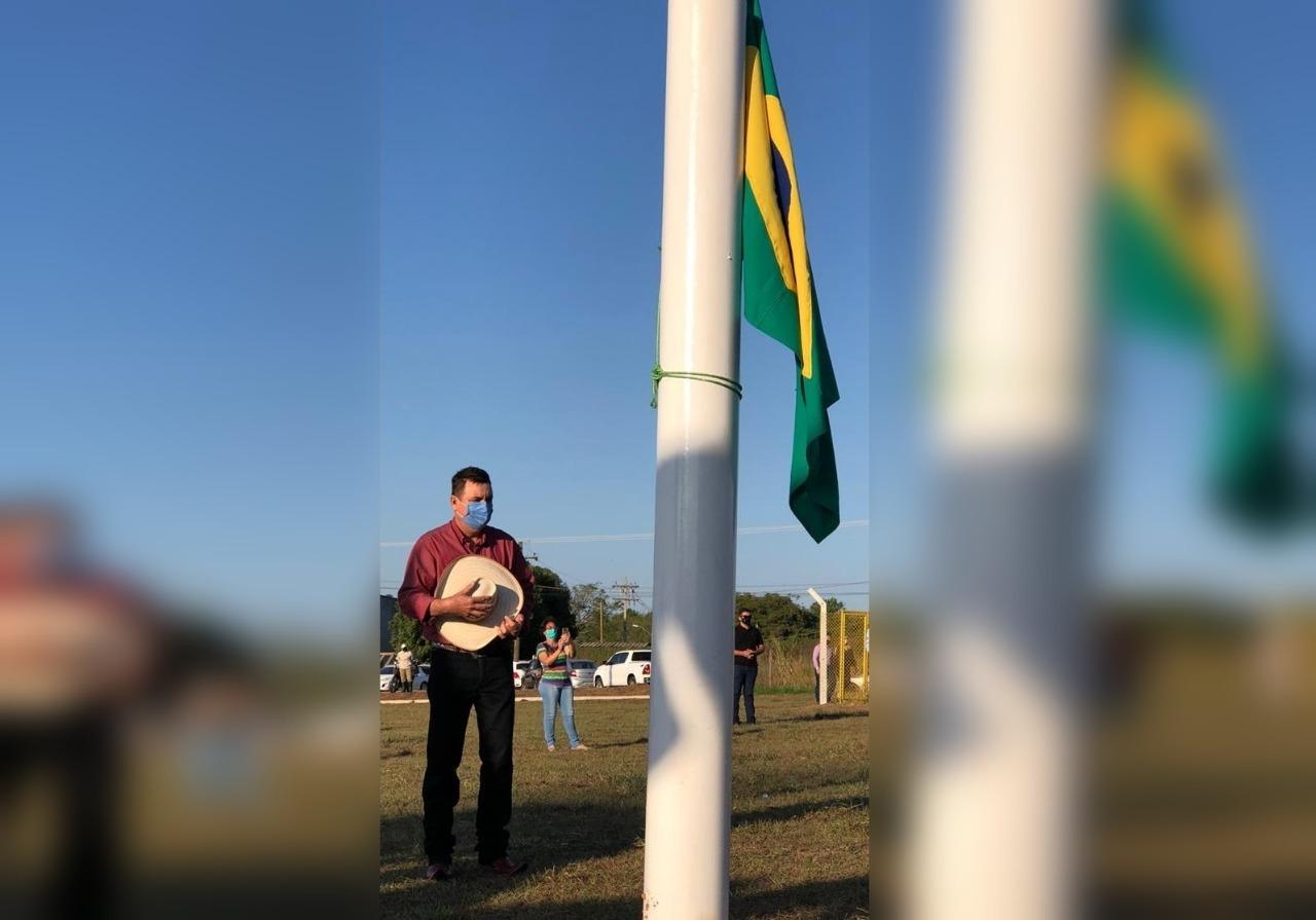 Aniversário de Três Lagoas: Hasteamento da bandeira aconteceu na rotatória dos Tuiuiús