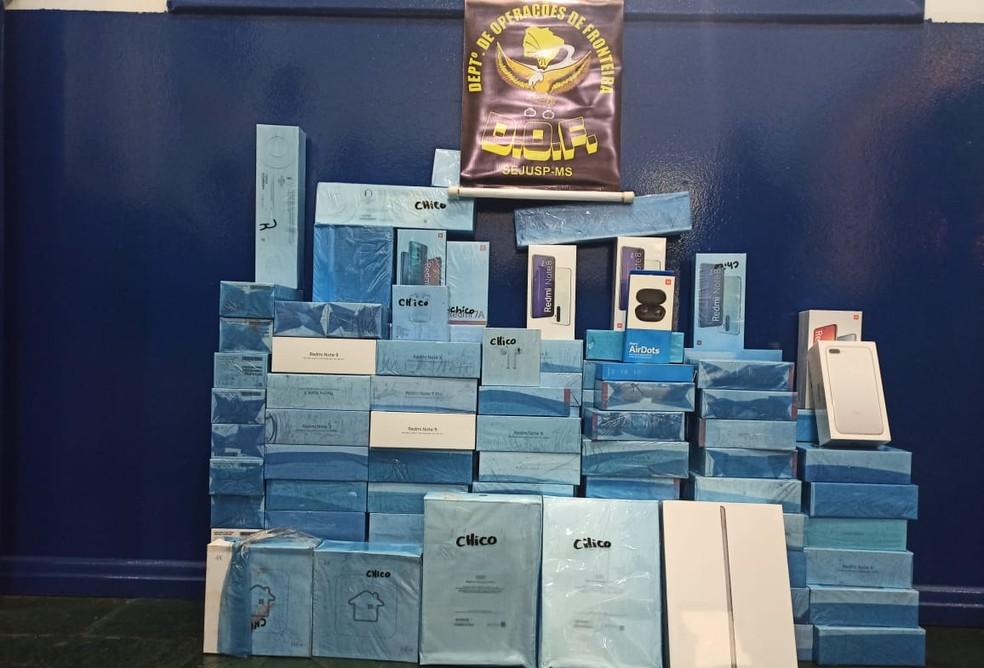 Tabletes, iPhone, TV e relógios apreendidos pela polícia são levados para a PF de Três Lagoas Tabletes, iPhone, TV e relógios apreendidos pela polícia são levados para a PF de Três Lagoas