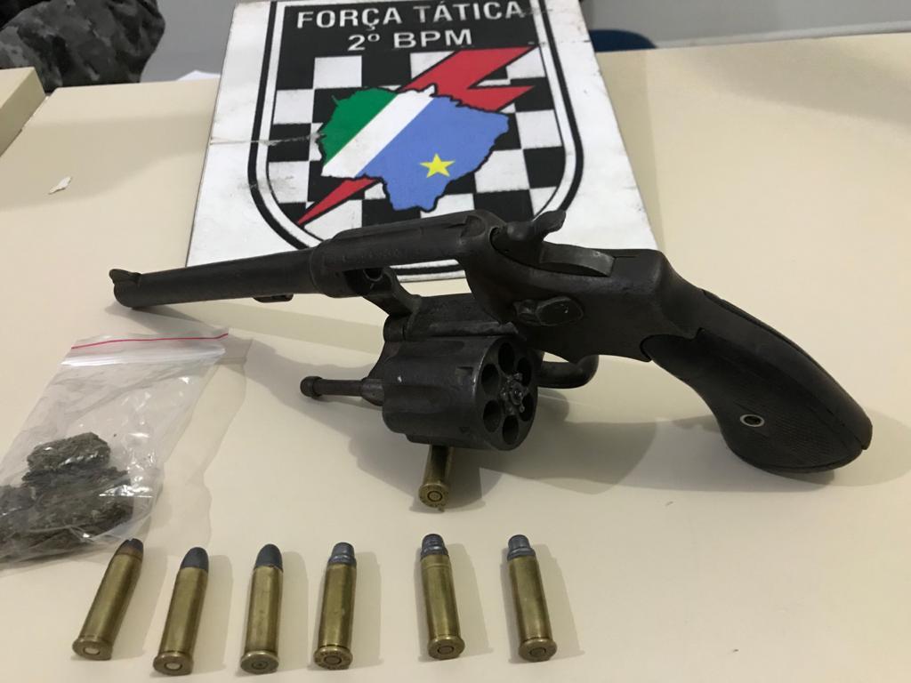 Droga, munições e revólver são apreendidos na casa da namorada de suspeito no bairro Vila Nova 