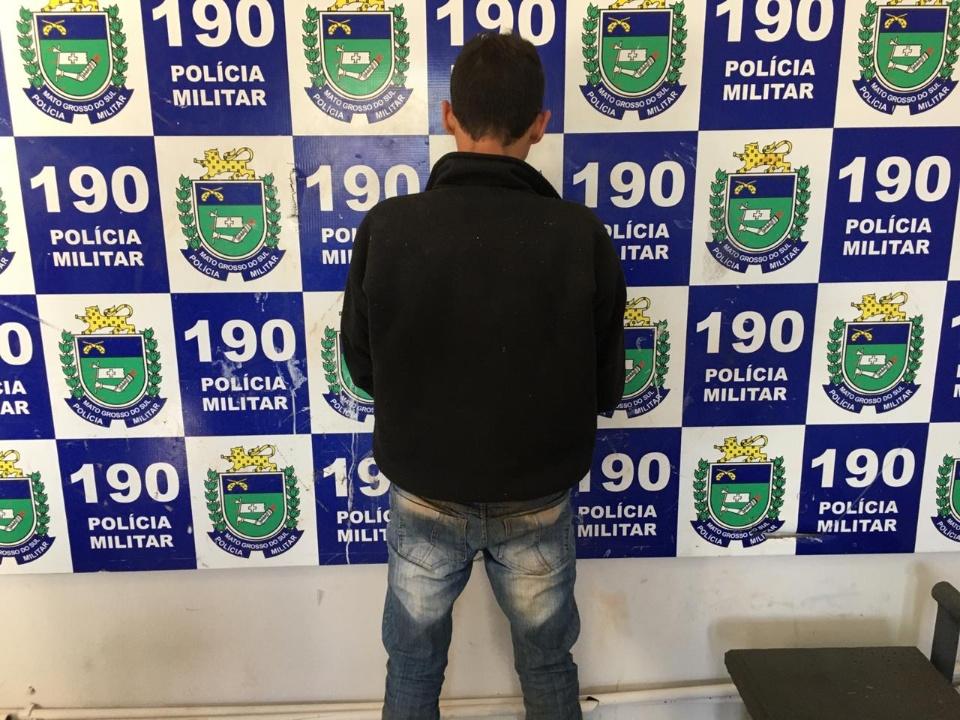 Para saldar dívidas de drogas, homem tenta arremessar dez tabletes de maconha para o pátio do presídio