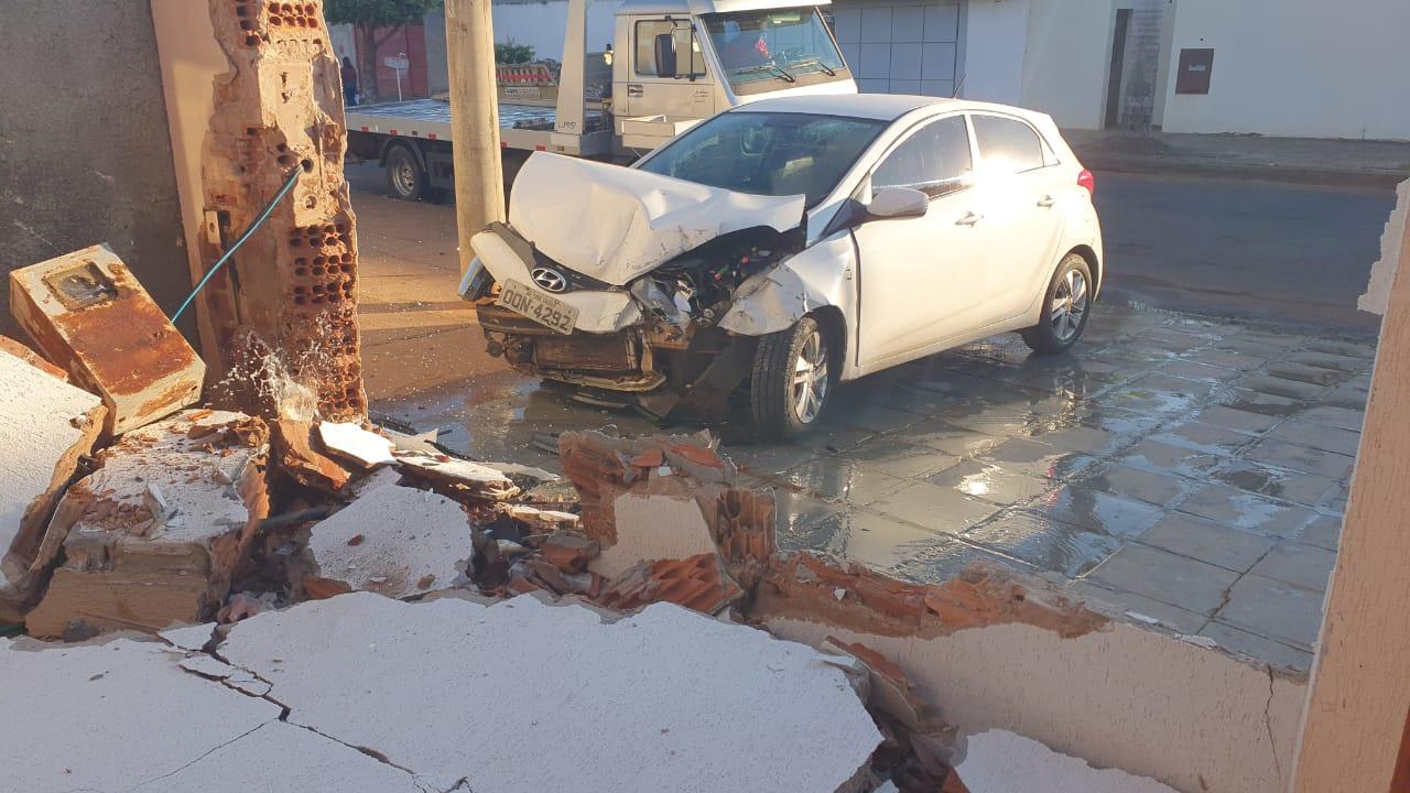 Motorista de HB20 invade residência e foge do local 
