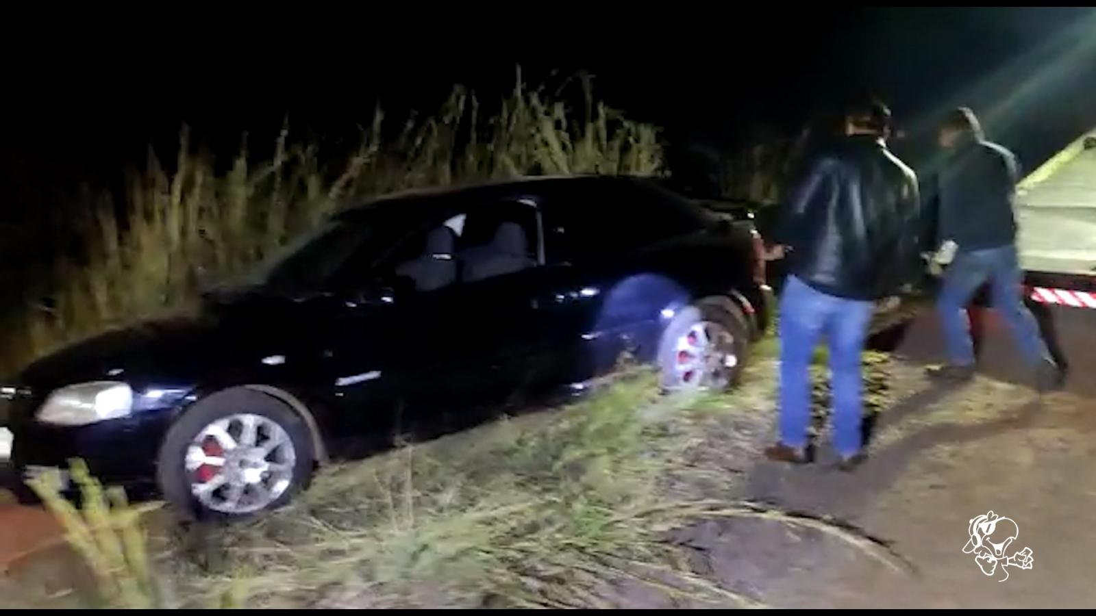 Traficantes furam bloqueio e abandonam veículo na floresta de eucalipto com 100 kg de maconha e skank