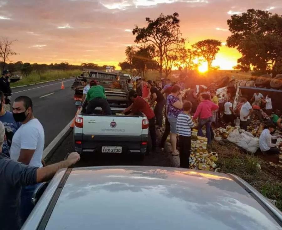 Em Nova Andradina, caminhão de cerveja tomba e motoristas fazem estoque