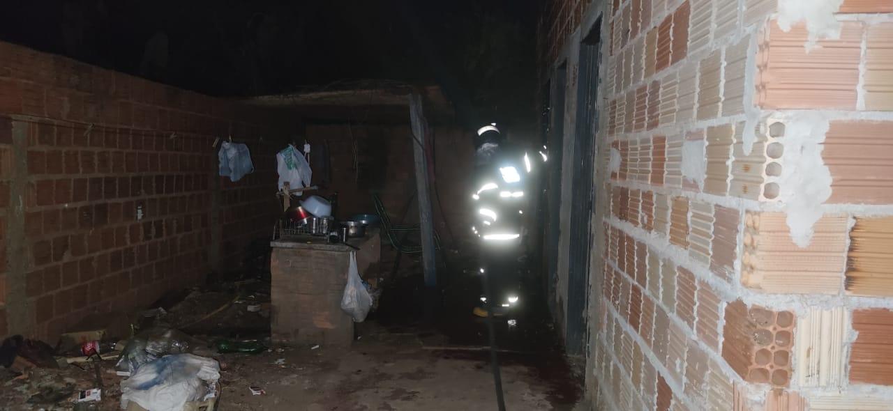 Bombeiros registram incêndio em residência no bairro Santa Terezinha 