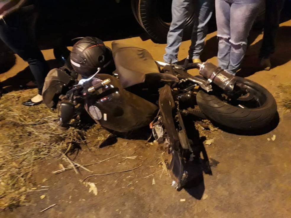 Piloto de moto esportiva morre após bater em poste e caminhão em Rio Preto