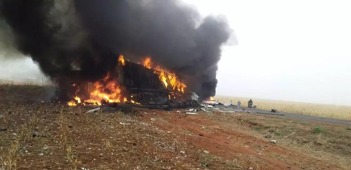 Em Chapadão do Sul, carretas batem, pegam fogo e interdita rodovia 