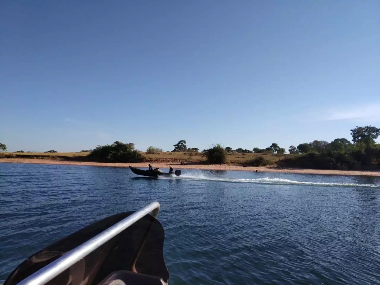 Três-lagoense que tentou fugir em barco cai em rio e é resgatado pelos policiais 