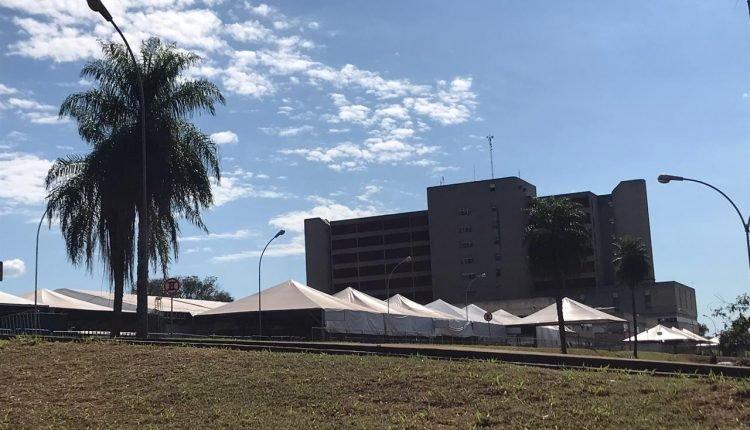 Sem espaço, corpos de vítimas de coronavírus são colocados em contêineres em Campo Grande 
