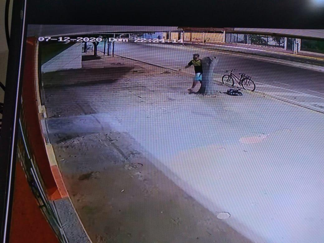 Polícia procura por homem que furtou bolsa com R$ 1,8 mil Polícia procura por homem que furtou bolsa com R$ 1,8 mil