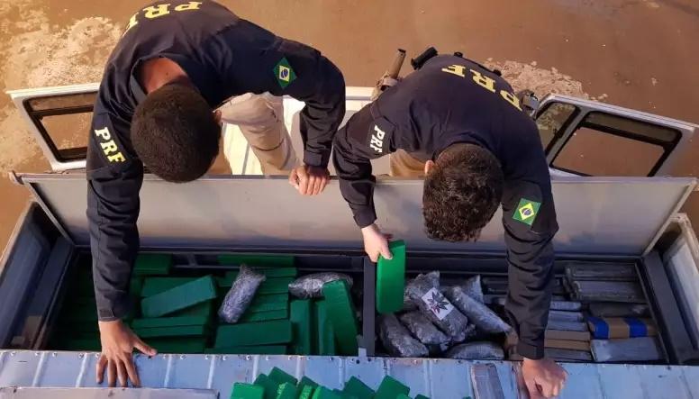 Em Jaraguari, caminhoneiro é preso com 1 tonelada de maconha ao fazer ultrapassem proibida 