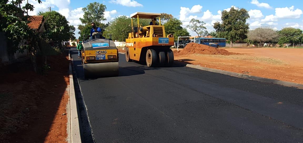 Ruas de Três Lagoas continuam recebendo pavimentação asfáltica 