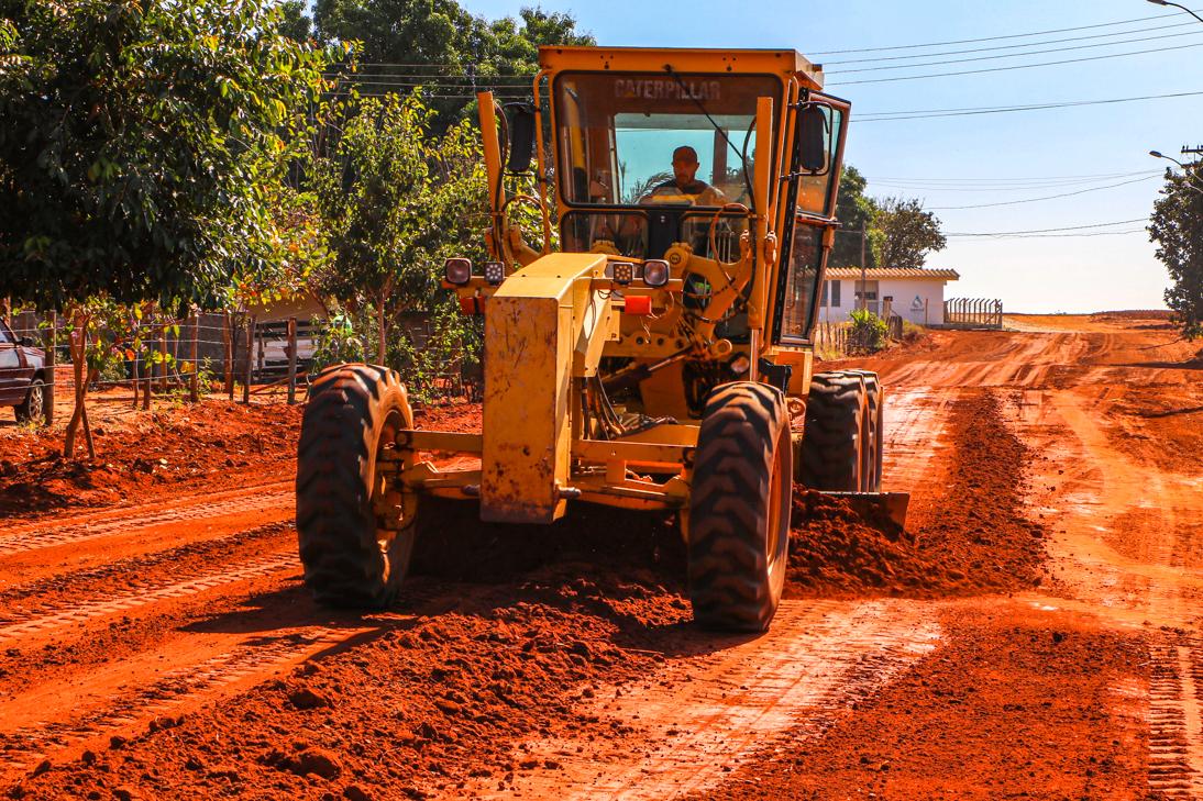 Prefeitura realiza terraplanagem em ruas de Distrito de Três Lagoas
