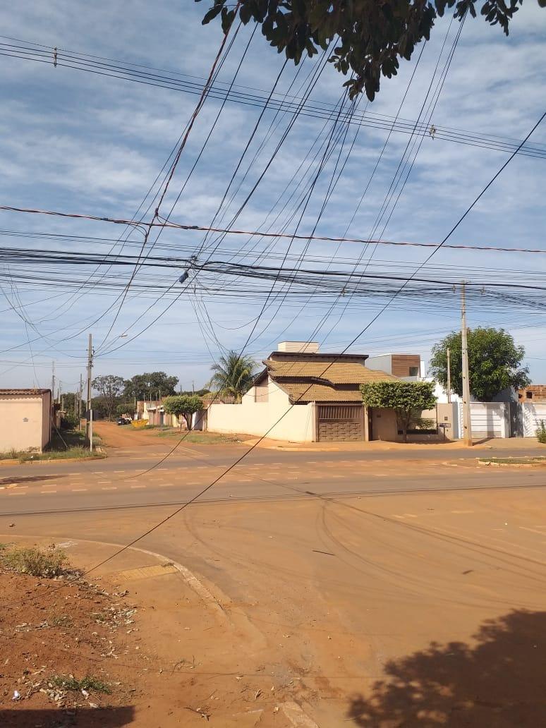 Após prestação de serviço, empresa de telefonia deixa fios pendurados em via pública