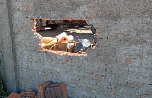 Bandidos quebram muro de oficina e furtam câmbio de caminhão avaliado em R$ 2,5 mil Bandidos quebram muro de oficina e furtam câmbio de caminhão avaliado em R$ 2,5 mil