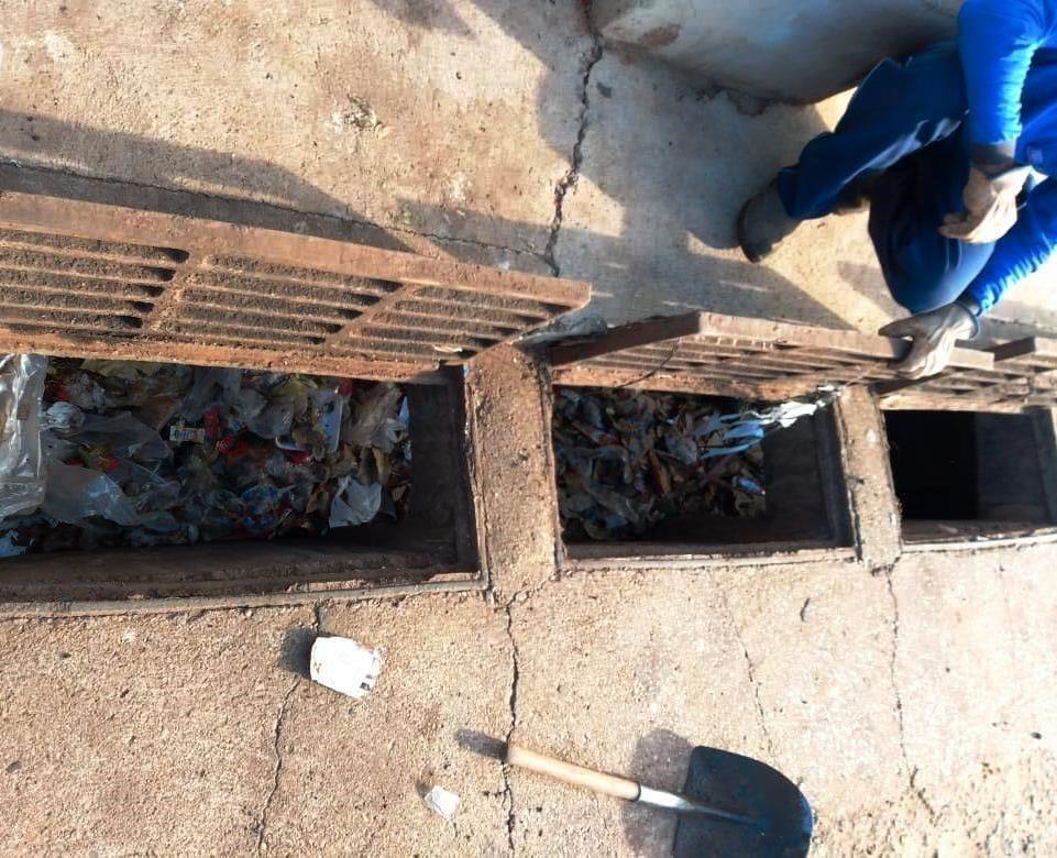 Bueiro vira depósito de lixo no Bairro Santa Rita em Três Lagoas Bueiro vira depósito de lixo no Bairro Santa Rita em Três Lagoas