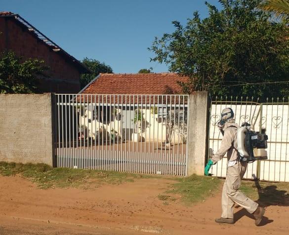 Casos de Dengue permanecem estáveis e bloqueio químico com orientações aos moradores continua nos bairros infestados Casos de Dengue permanecem estáveis e bloqueio químico com orientações aos moradores continua nos bairros infestados