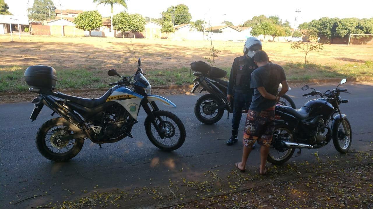 Com mandado de prisão em aberto, homem é preso com veículo 