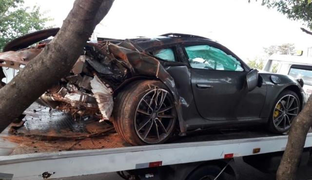 Em Birigui, casal fica ferido após capotar Porsche de meio milhão de reais