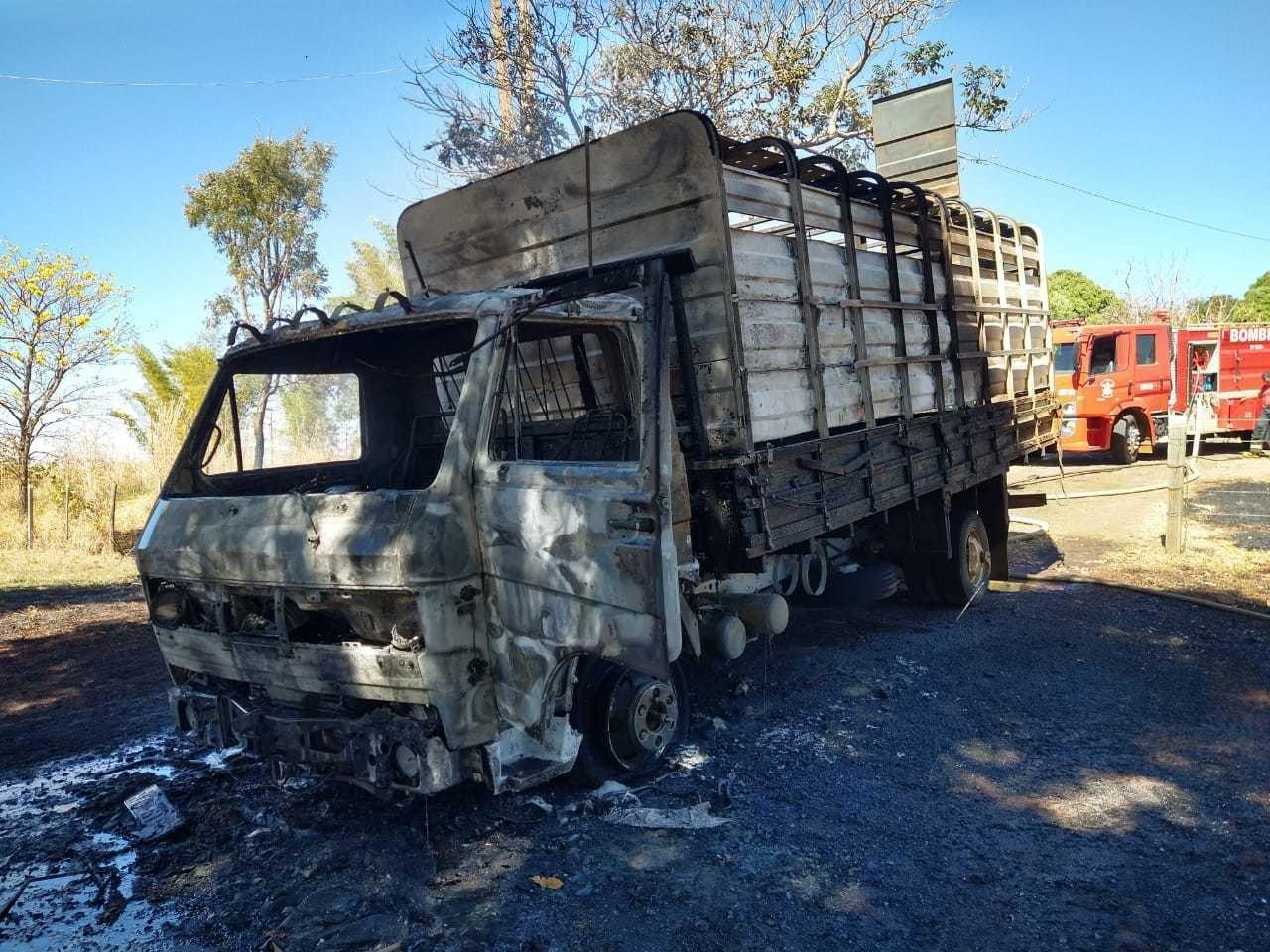 Em Costa Rica, caminhão boiadeiro pega fogo e motorista consegue salvar bovino Em Costa Rica, caminhão boiadeiro pega fogo e motorista consegue salvar bovino
