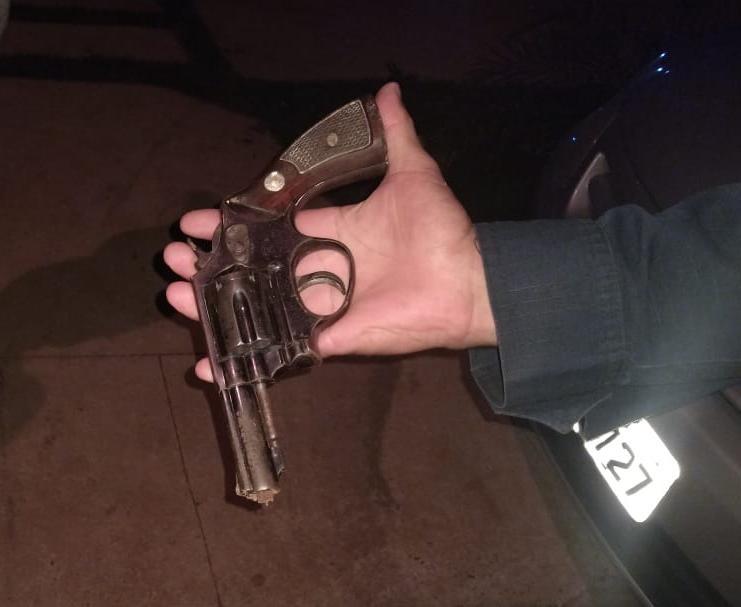 Homem compra arma de fogo e ameaça matar esposa e suposto amante no Vila Nova