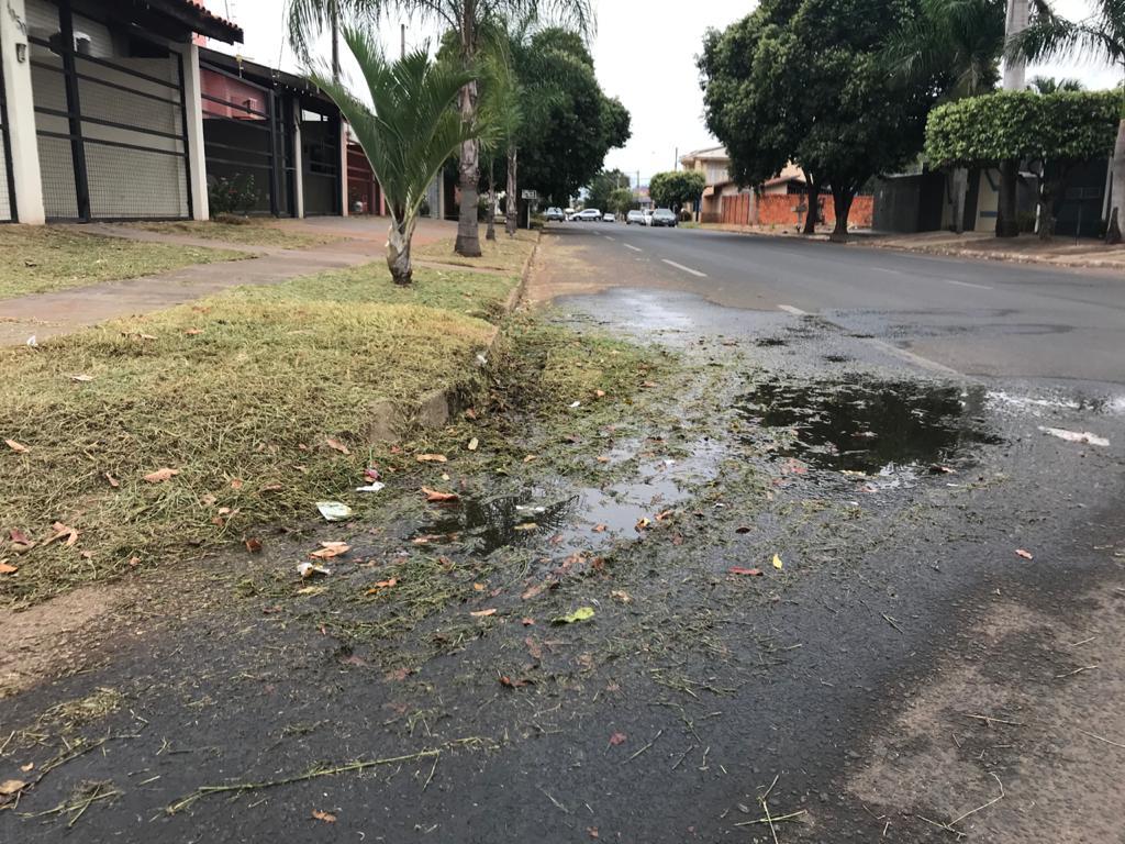 Instalação de placa de sinalização fura cano e causa vazamento de água no Santos Dumont 