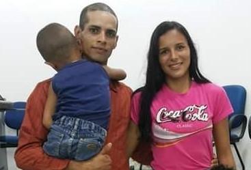 Jovem implora por ajuda para encontrar a esposa e filhos de 5 e 6 anos 