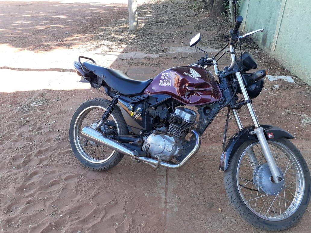 Motocicleta furtada na Vila Haro é encontrada depredada pela PM em Três Lagoas Motocicleta furtada na Vila Haro é encontrada depredada pela PM em Três Lagoas