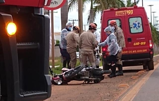 Motociclista fica ferido após colidir em traseira de carreta na BR-262