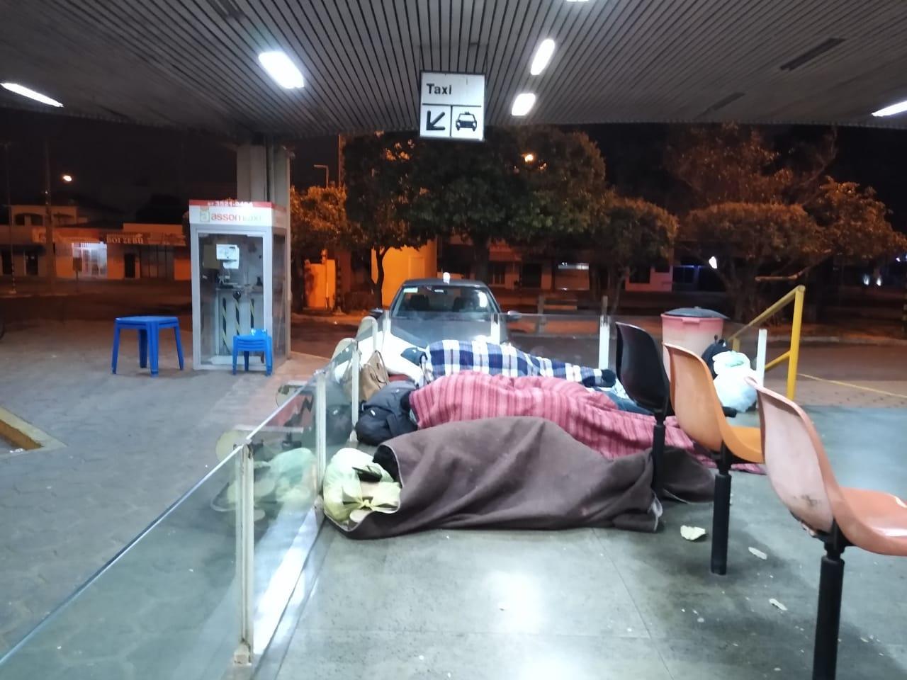 Número de moradores de rua na rodoviária aumenta e deixa trabalhadores dos guichês inseguros